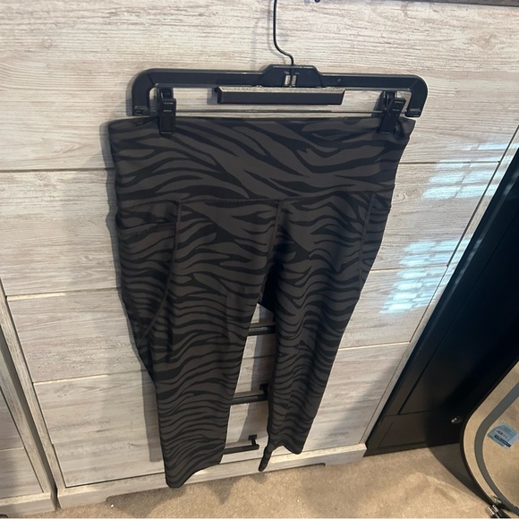 Old Navy Active Elevate Leggings. Women's Large High Rise. Gray Tiger Stripe. - Picture 2 of 4